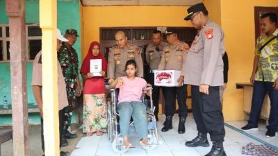 Usia 27 Tahun Lumpuh, Pria di Bekasi Dapat Kursi Roda dari Polisi