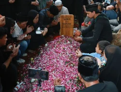 Iis Dahlia soal Mpok Alpa Lepas Kutek Sebelum Meninggal