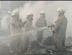 Lapak barang bekas di Duren Sawit kebakaran