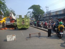 Truk Senggol Baliho hingga Roboh di Pondok Ungu Bekasi, Lalin Tersendat