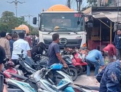 Truk Molen Hantam Deretan Motor di Kalimalang, Diduga Sopir Kehilangan Konsentrasi